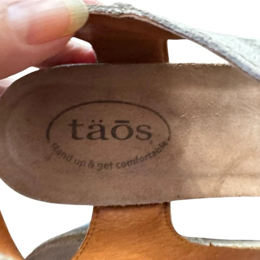 Women’s Taos Size 9-9.5 Gray/White Floral Carousel 2 Wedges w Hook/Loop Closures